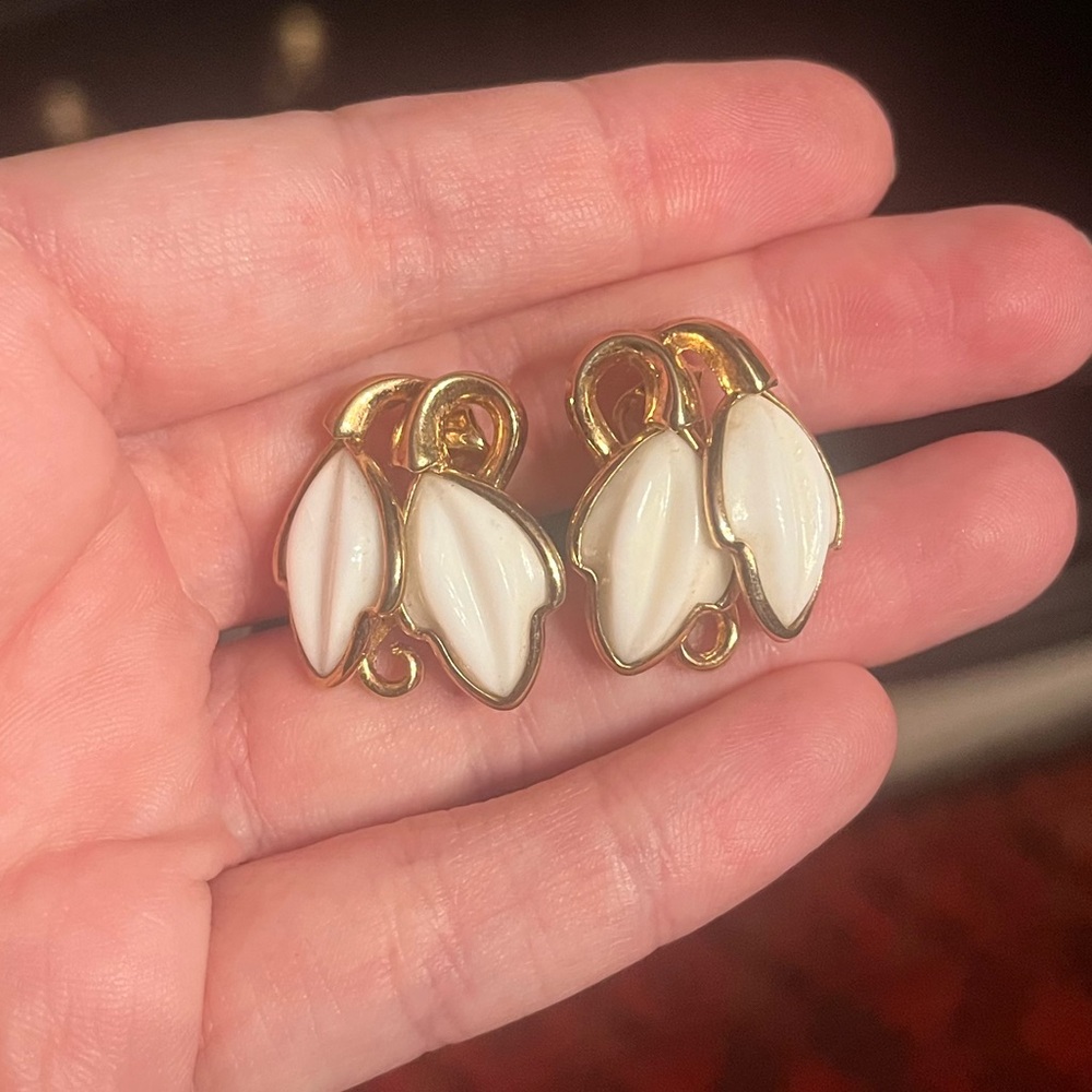 Vintage Crown Trifari White Milk Glass Flower Leaf Clip earrings gold tone